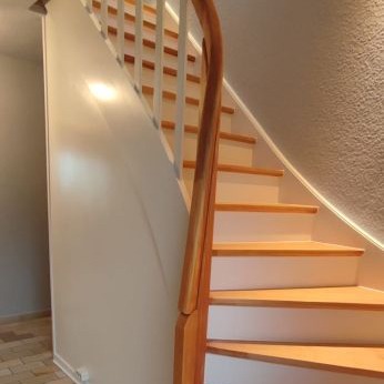 Lackierte Holztreppe