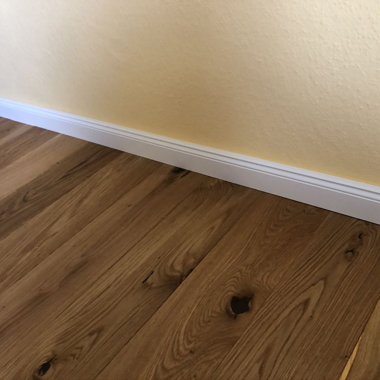 Holzparkett an der Wand