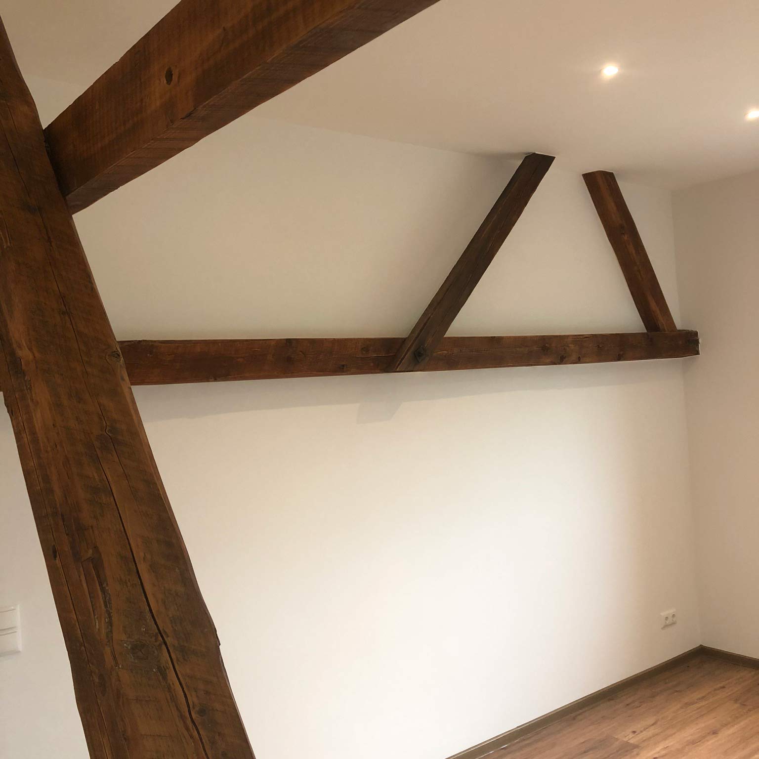 Fertige Malerarbeiten mit Holzbalken